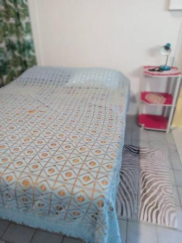 a bench sitting on top of a tiled floor at Studio proche aéroport 2perswifi in Matoury