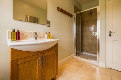 een badkamer met een wastafel en een douche bij Fairygreen Cottage in Perth