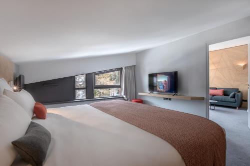 Televisyen dan/atau pusat hiburan di Altezza - Arc 1800 Hotel & Spa - ex Mercure