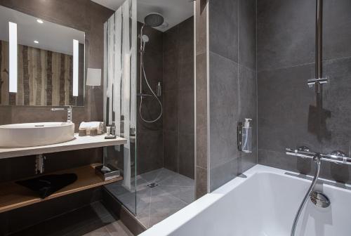 Koupelna v ubytování Altezza - Arc 1800 Hotel & Spa - ex Mercure