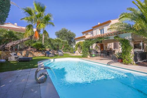 une piscine dans l'arrière-cour d'une maison dans l'établissement Maison au Soleil d'Azur, à Fréjus