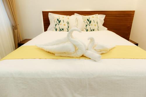 Una cama o camas en una habitación de AMYLIE INN