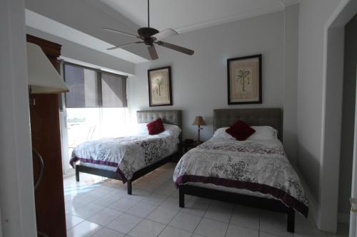 1 dormitorio con 2 camas y ventilador de techo en Spacious One bedroom Bay View Penthouse, en Miami Beach