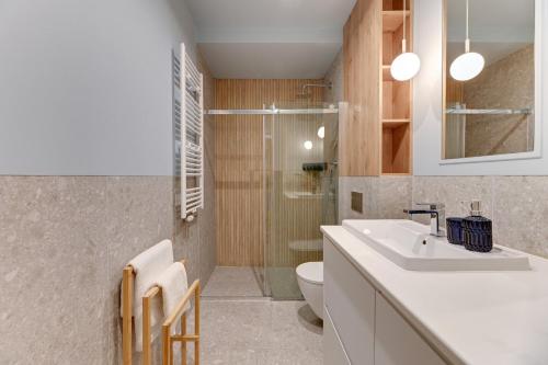 een badkamer met een witte wastafel en een toilet bij Apartament nad Motławą - Gdańsk! in Gdańsk