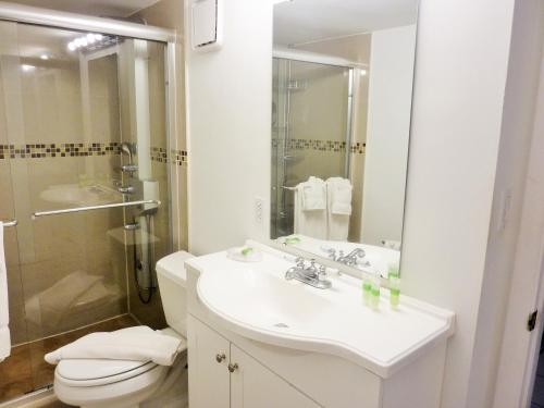 Ένα μπάνιο στο Castle M4 Beachfront Balcony Loft, FREE Parking, Pool, Tennis, Beach Access