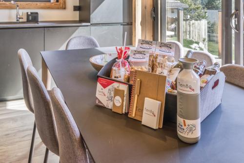 - une table avec de la nourriture et une bouteille de lait dans l'établissement Chalet BelleVue, à Chamonix-Mont-Blanc