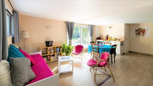 un salon avec un canapé et une table dans l'établissement Gite Puydufou -5kms- La Séraphina, 2 à 6 personnes, à Chambretaud