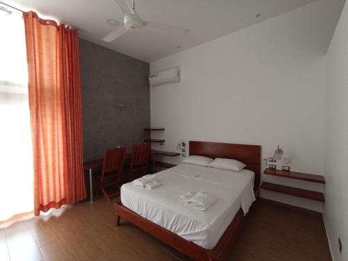 1 dormitorio con cama blanca y ventana en Morona Flats & Pool - 150 m2, en Iquitos