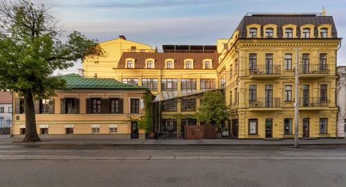 キーウにあるBURSA Hotel Kyivの通路脇の黄色い建物