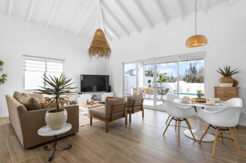 una sala de estar con un sofá y una mesa en Luxury Villa Marcos - Private - Large pool, en Noord