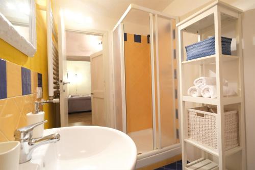 uma casa de banho com um lavatório branco e um chuveiro em Wine Apartments Florence Nebbiolo em Florença