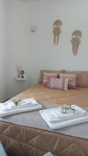 a bed with towels and flowers on top of it at Quinta das Reveladas in Marvão
