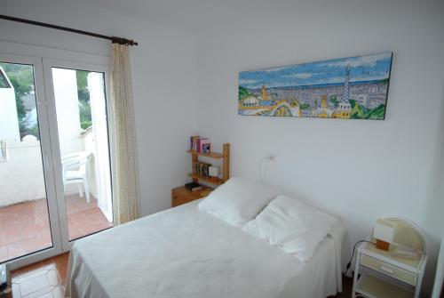 トレリャ・デ・モングリにあるANDORRA 68のベッドルーム(白いベッド1台、バルコニー付)