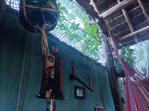 布韋朱的住宿－Mamarasta，挂在墙上的墙上的篮子