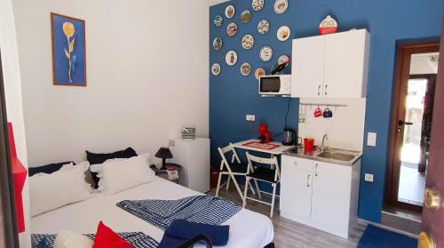 ガブロヴォにあるM&N Studiosのベッド1台と小さなキッチンが備わる小さな客室です。