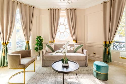 salon z kanapą i stołem w obiekcie Luxury 2 bedroom - Marais & Louvre w Paryżu