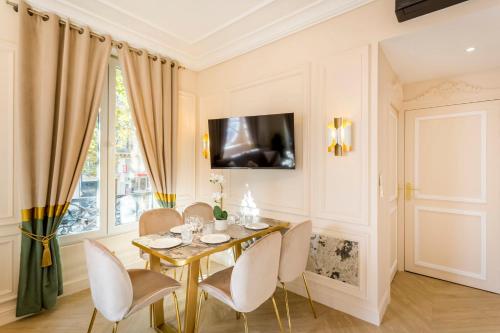 jadalnia ze stołem i krzesłami oraz oknem w obiekcie Luxury 2 bedroom - Marais & Louvre w Paryżu