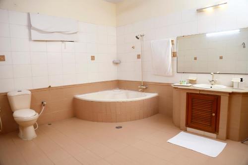 卡拉奇的住宿－Waypoint Hotel，带浴缸、卫生间和盥洗盆的浴室