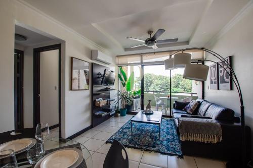 Gambar di galeri bagi CR MARIPOSA RENTALS Cozy Retreat with Pool,Tennis,Gym,Free WiFi di Santa Ana