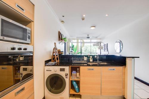 Gambar di galeri bagi CR MARIPOSA RENTALS Cozy Retreat with Pool,Tennis,Gym,Free WiFi di Santa Ana