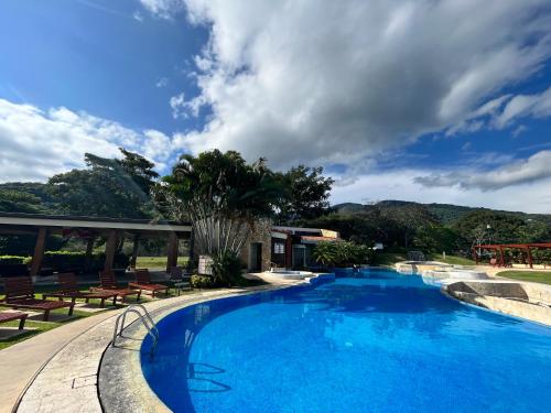 Gambar di galeri bagi CR MARIPOSA RENTALS Cozy Retreat with Pool,Tennis,Gym,Free WiFi di Santa Ana