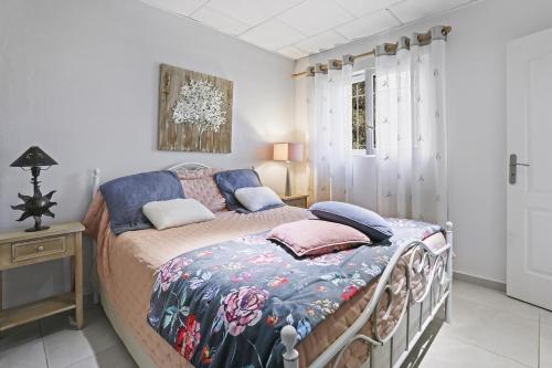 une chambre avec un lit, une table et une fenêtre dans l'établissement Appartement au Soleil d'Azur, à Fréjus