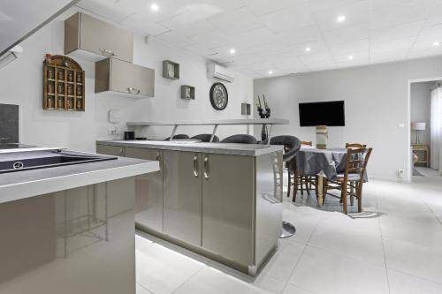 une cuisine avec une table et une salle à manger dans l'établissement Appartement au Soleil d'Azur, à Fréjus