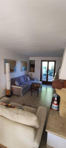 ein Wohnzimmer mit einem Sofa und einem Tisch in der Unterkunft Welcome, Bienvenue, Chez Charly! in Nébian
