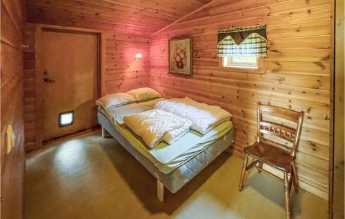 Un pat sau paturi într-o cameră la Gorgeous Home In Grue Finnskog With House A Panoramic View