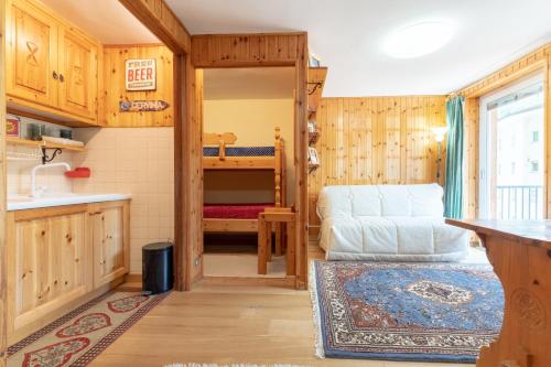 a kitchen and a living room with a bunk bed at Monolocale ristrutturato in centro paese con wifi AS19 in Breuil-Cervinia