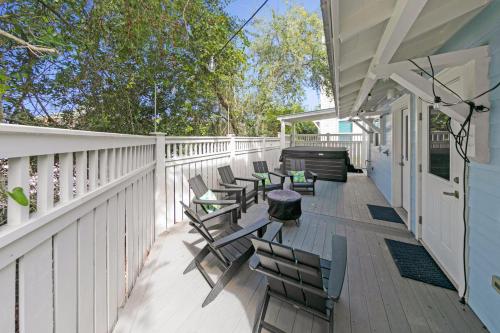 Μπαλκόνι ή βεράντα στο Sea Suite - Large hot tub with an easy walk to the beach