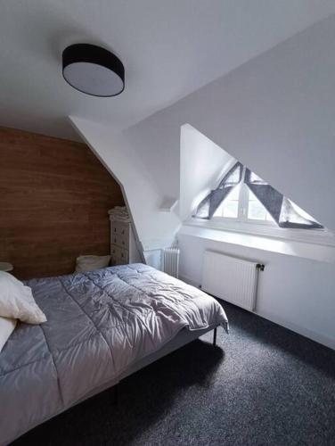une chambre avec un lit et une fenêtre dans l'établissement Maison Canadienne dans la forêt, à Tourville-sur-Pont-Audemer