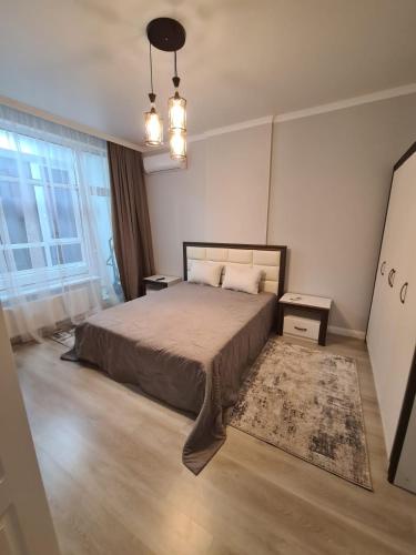 1 dormitorio con 1 cama grande y 1 alfombra en NC en Taldykolʼ