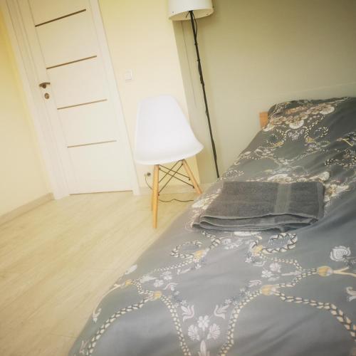 1 dormitorio con cama, lámpara y puerta en Rooms in Vilnius, en Vilna