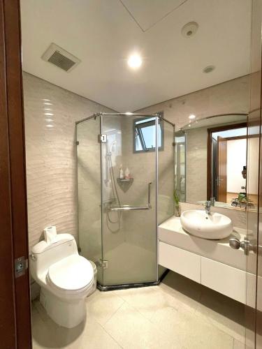 La salle de bains est pourvue d'une douche, de toilettes et d'un lavabo. dans l'établissement Homestay Times City Luxury Parkhill 11P2N, à Hanoï