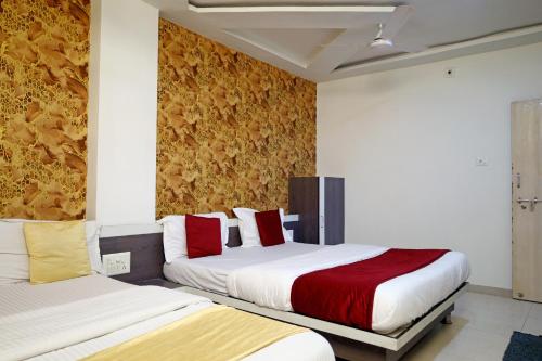 En eller flere senge i et værelse på Hotel Satluj