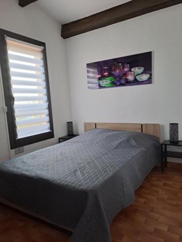 une chambre avec un lit et une fenêtre dans l'établissement Appart en Duplex - 4/6 personnes, au Barcarès