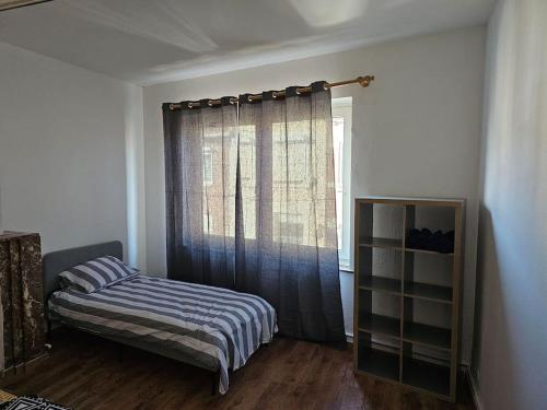 Postel nebo postele na pokoji v ubytování Logement Cracovie 93 /1 1
