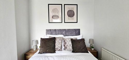 Katil atau katil-katil dalam bilik di Vale House by Switchback Stays