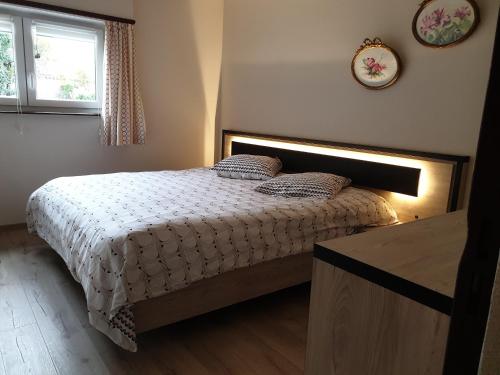 Schlafzimmer mit einem Bett und einem Fenster in der Unterkunft La rocatelle in Andlau