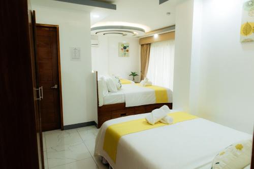Una cama o camas en una habitación de AMYLIE INN