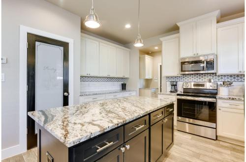 Dapur atau dapur kecil di Centrally Located Stunning 3BR 2BA Near Downtown