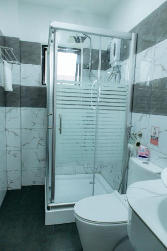 Un baño de AMYLIE INN