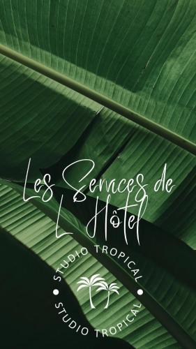 Studio Tropical avec vue mer dans une résidence hôtelièreに飾ってある許可証、賞状、看板またはその他の書類