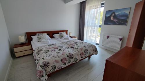 a bedroom with a bed and a window at Apartament Madelain in Jelenia Góra