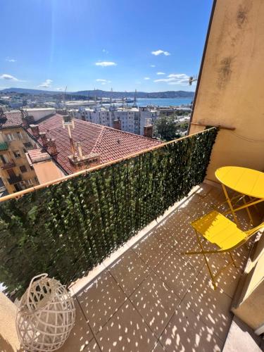 d'un balcon avec vue sur la ville. dans l'établissement Appartamento con vista mare e parcheggio, à Trieste
