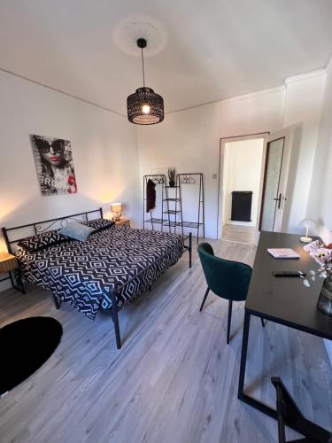 - une chambre avec un lit, un bureau et une table dans l'établissement Appartamento con vista mare e parcheggio, à Trieste