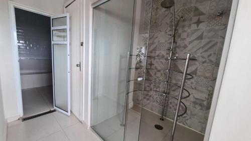 y baño con ducha y puerta de cristal. en TrevizZo no Hotel Astran en São Bernardo do Campo