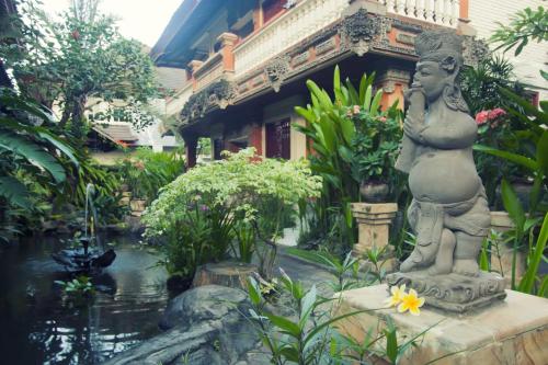 Taman di luar Seminyak Paradiso Hotel