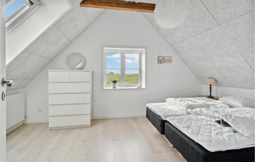 een witte slaapkamer met een bed en een raam bij Beautiful Home In Sams With Kitchen in Ballen